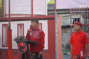 Ketua DPC PDI Perjuangan Karangasem I Gede Dana menjadi pembina upacara peringatan Hari Lahir Pancasila